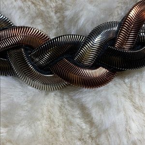 Reversible, tricolour metallic adjustable necklace